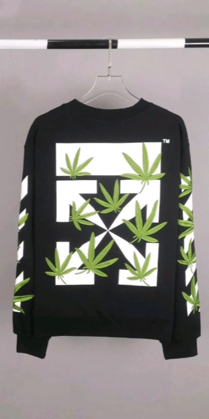 Real shot of the video——[New model] 22SS top version OFFWHITE OW lucky leaf embroidery print same fashion brand pure cotton loose autumn and winter hooded sweatshirt for male and female couples. This year’s environmentally friendly series is indeed a bit interesting, all centered around plants.此款幸运树叶和箭头的结合，略带清新文艺风。 前幅印花采用的是田岛刺绣印花叠加刺绣工艺，黄色打底第二道蓝色，最后一道是紫色OFF。 The embroidery is raised and has a tactile feel. 后背箭头采用的是进口胶浆工艺打底然后再上刺绣机。 The printing is realistic and full. Ye Jing's expression is very obvious. Customized three-label auxiliary materials to perfectly restore ZP.  Color: black and white Size: XS-L P:410